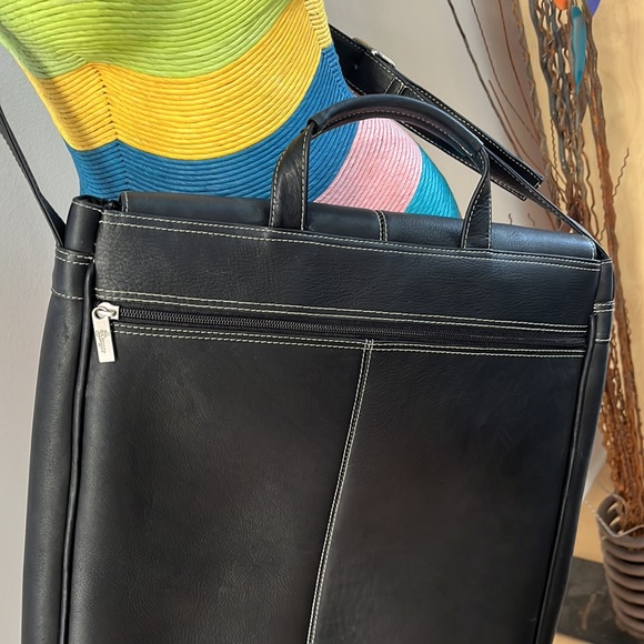 ROYCE VAQUETTA LARGE MESSENGER CROSSBODY BAG - Picture 4 of 9